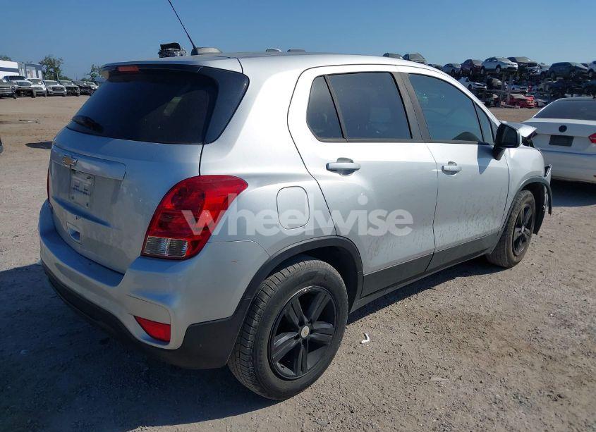 Photo 4 of 2020 Chevrolet Trax FWD LS (VIN KL7CJKSB8LB033001)