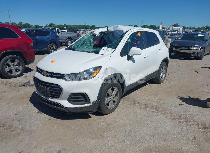 Photo 2 of 2020 Chevrolet Trax FWD LS (VIN KL7CJKSB8LB052146)