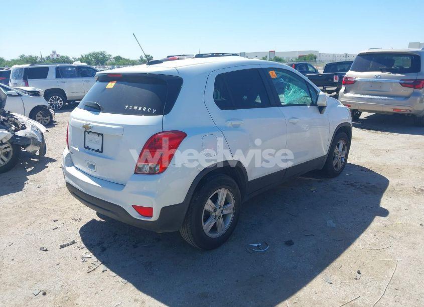 Photo 4 of 2020 Chevrolet Trax FWD LS (VIN KL7CJKSB8LB052146)