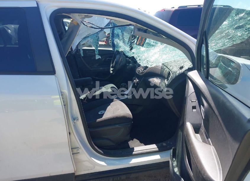 Photo 5 of 2020 Chevrolet Trax FWD LS (VIN KL7CJKSB8LB052146)