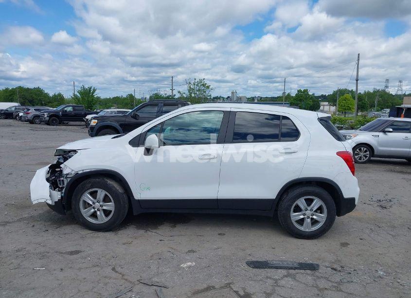 Photo 14 of 2021 Chevrolet Trax FWD LS (VIN KL7CJKSB8MB302437)