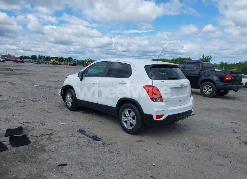 Photo 3 of 2021 Chevrolet Trax FWD LS (VIN KL7CJKSB8MB302437)