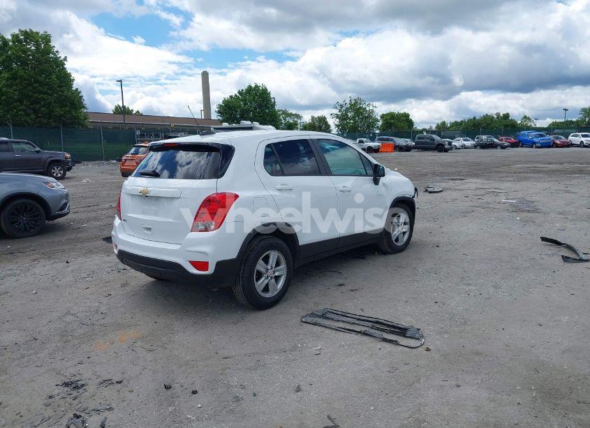 Photo 4 of 2021 Chevrolet Trax FWD LS (VIN KL7CJKSB8MB302437)