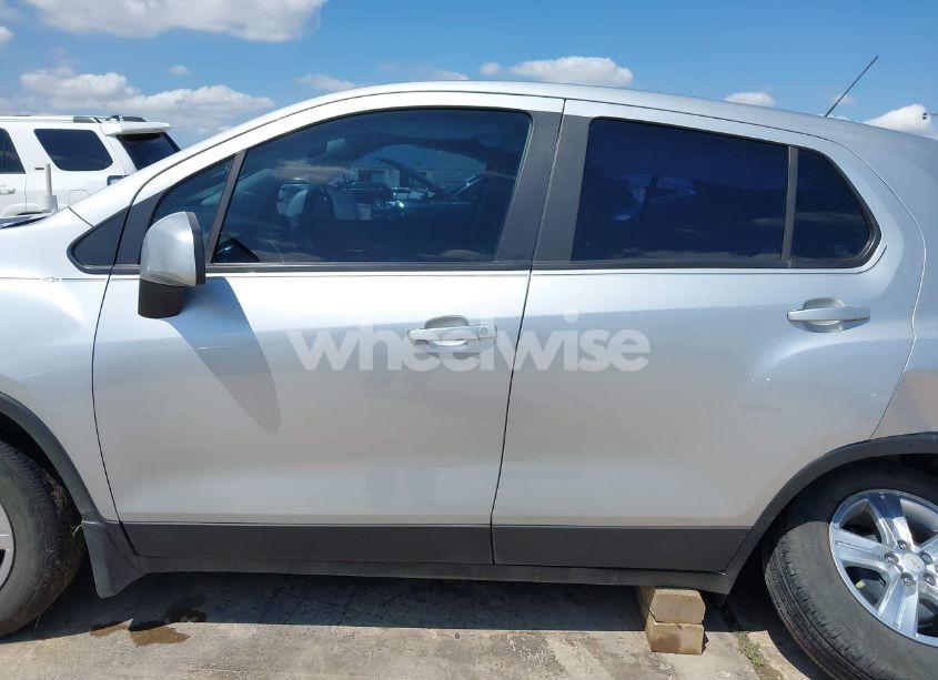 Photo 14 of 2021 Chevrolet Trax FWD LS (VIN KL7CJKSB8MB307752)