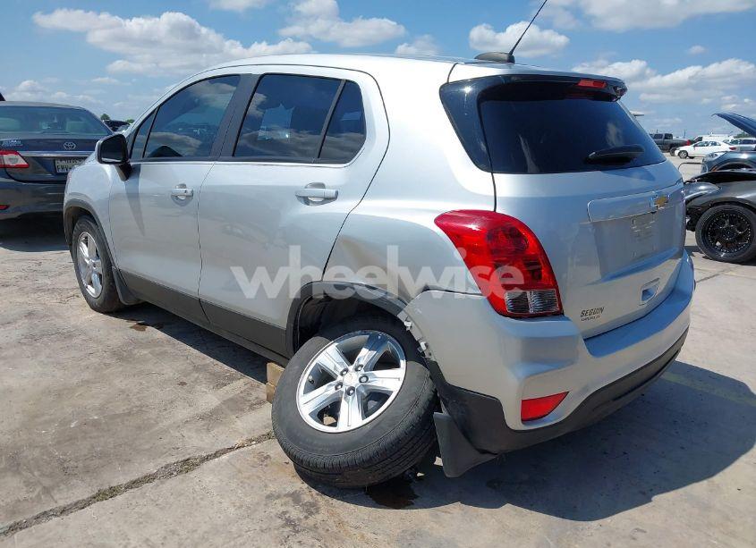 Photo 3 of 2021 Chevrolet Trax FWD LS (VIN KL7CJKSB8MB307752)