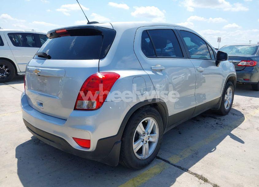 Photo 4 of 2021 Chevrolet Trax FWD LS (VIN KL7CJKSB8MB307752)