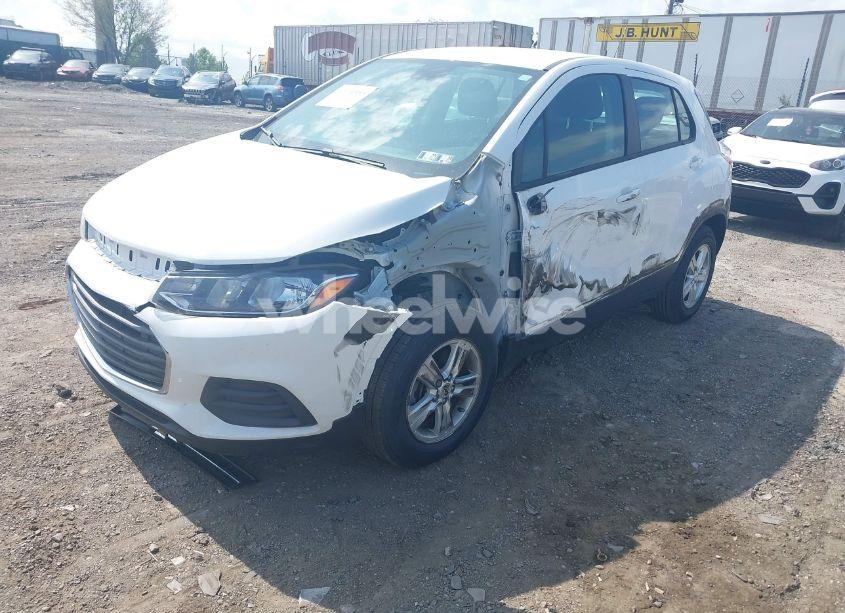 Photo 2 of 2020 Chevrolet Trax FWD LS (VIN KL7CJKSB9LB046792)