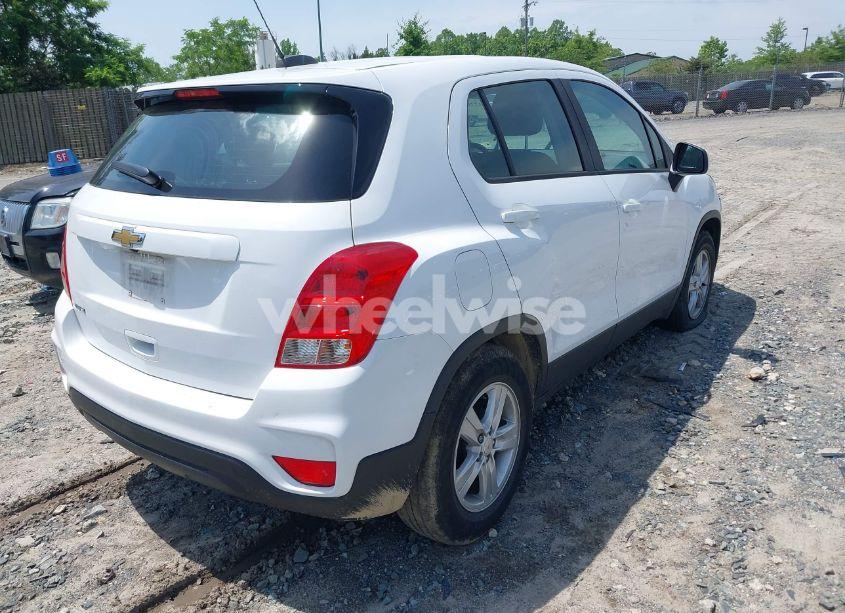 Photo 4 of 2020 Chevrolet Trax FWD LS (VIN KL7CJKSBXLB064525)
