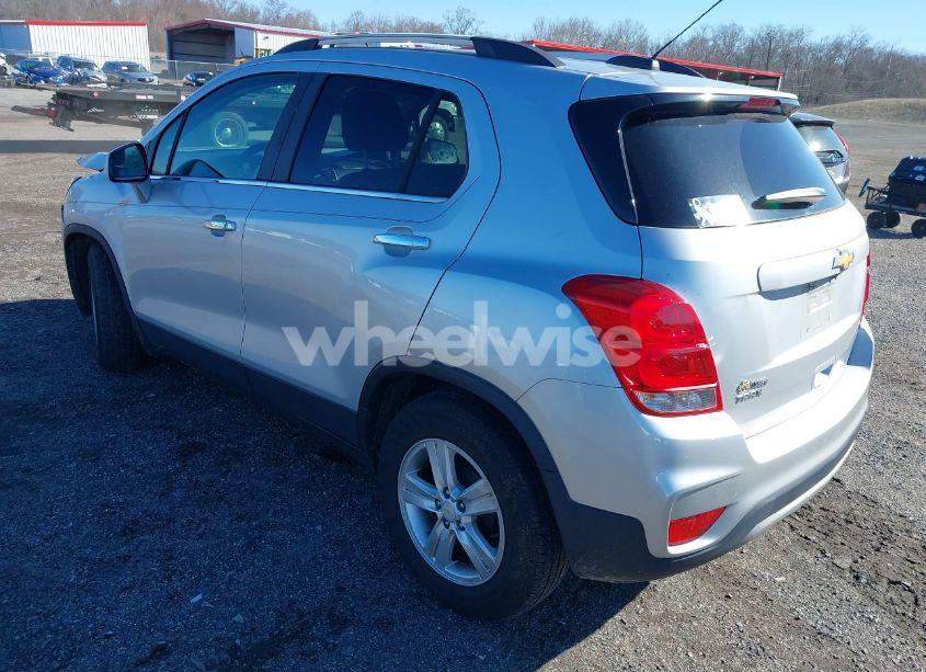 Photo 3 of 2020 Chevrolet Trax FWD LT (VIN KL7CJLSB0LB029045)