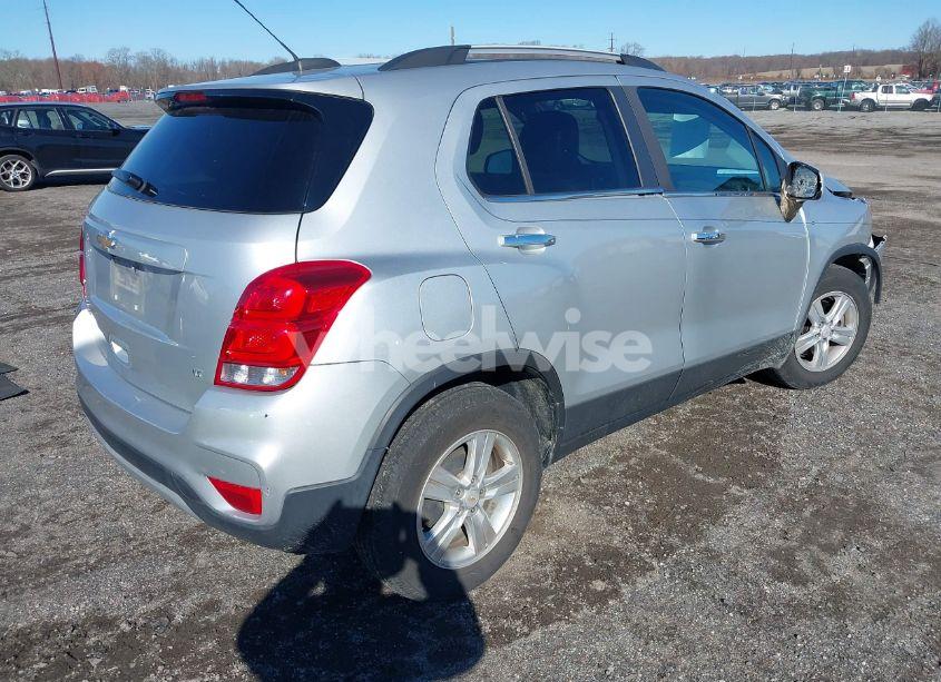 Photo 4 of 2020 Chevrolet Trax FWD LT (VIN KL7CJLSB0LB029045)