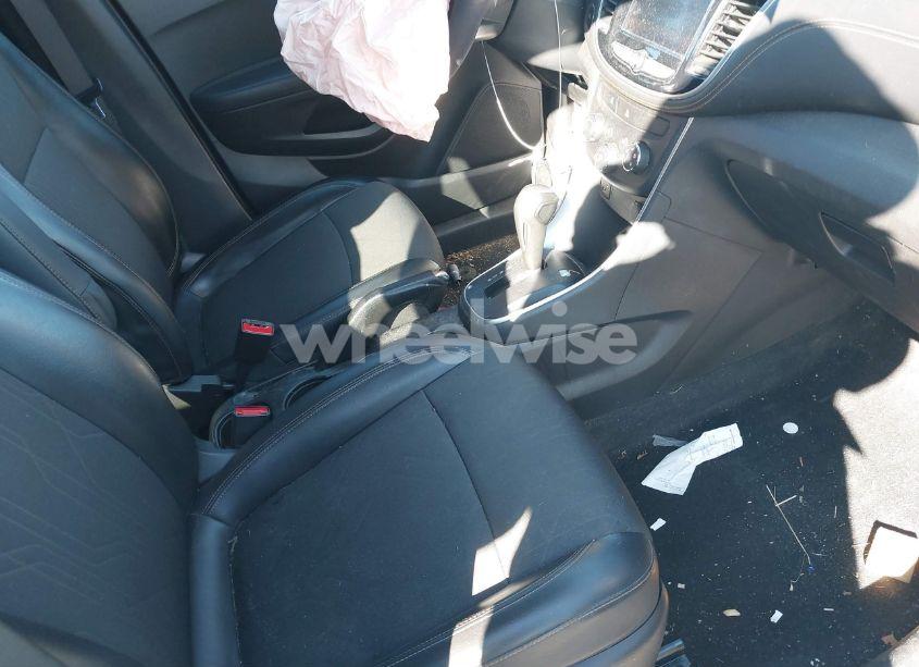 Photo 5 of 2020 Chevrolet Trax FWD LT (VIN KL7CJLSB0LB029045)