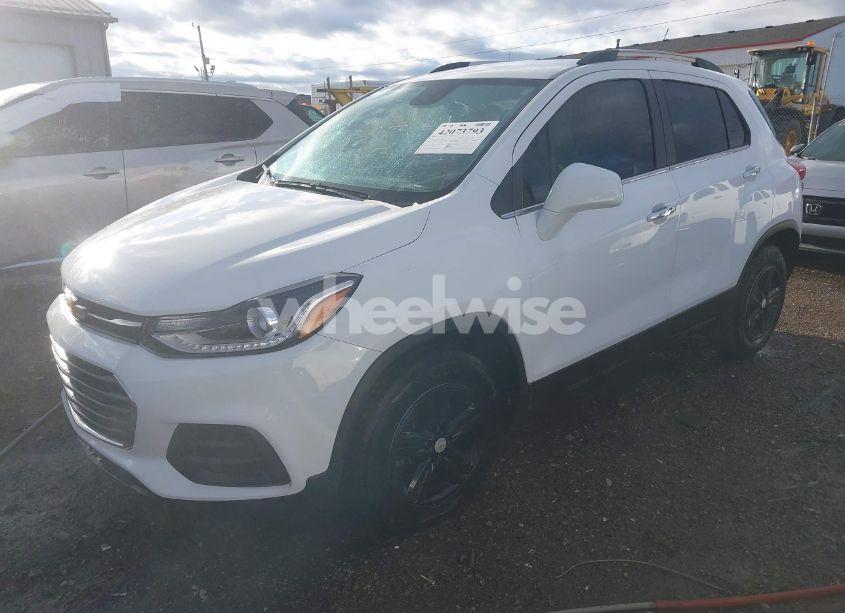 Photo 2 of 2020 Chevrolet Trax FWD LT (VIN KL7CJLSB0LB083963)