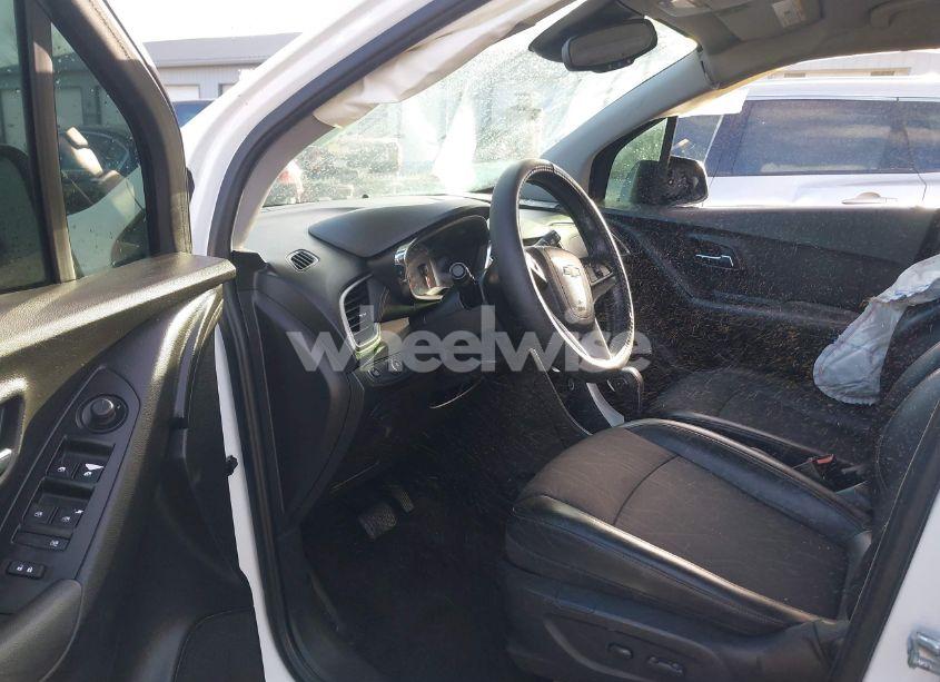 Photo 5 of 2020 Chevrolet Trax FWD LT (VIN KL7CJLSB0LB083963)