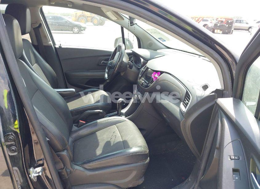 Photo 5 of 2019 Chevrolet Trax LT (VIN KL7CJLSB1KB817282)