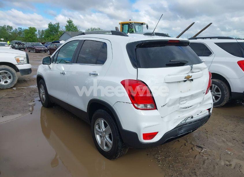 Photo 3 of 2020 Chevrolet Trax FWD LT (VIN KL7CJLSB4LB069208)