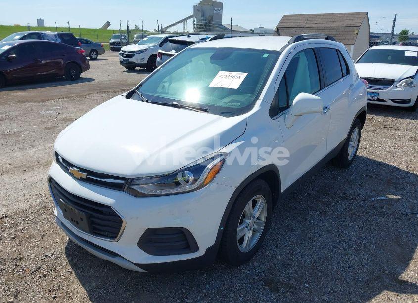 Photo 2 of 2019 Chevrolet Trax LT (VIN KL7CJLSB5KB771603)