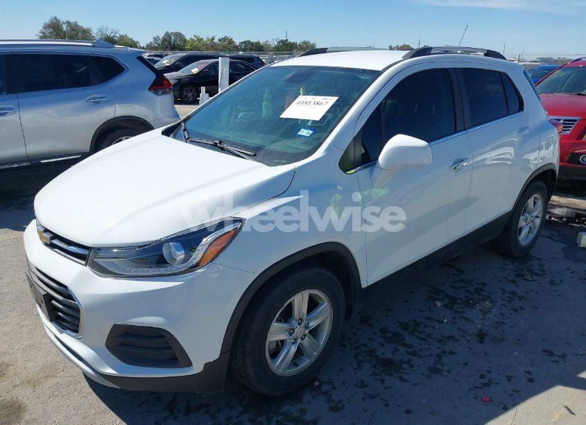 Photo 2 of 2019 Chevrolet Trax LT (VIN KL7CJLSB5KB849555)