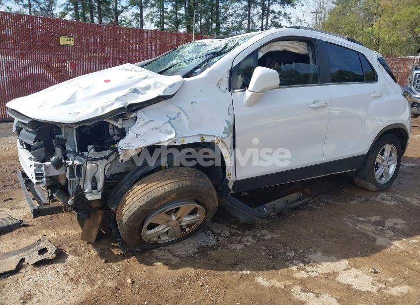 Photo 2 of 2020 Chevrolet Trax FWD LT (VIN KL7CJLSB5LB315103)