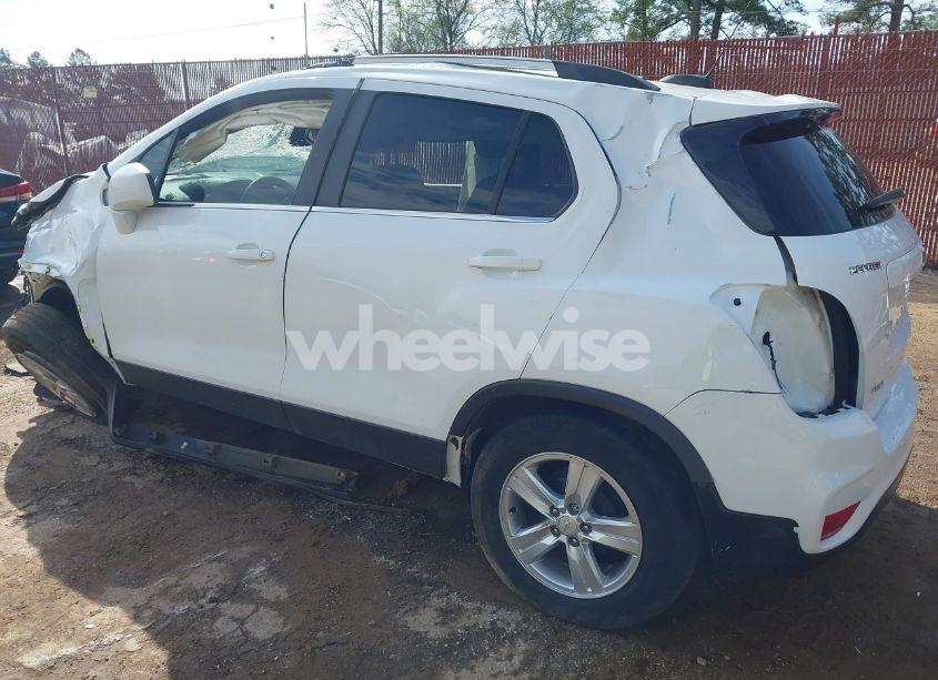 Photo 3 of 2020 Chevrolet Trax FWD LT (VIN KL7CJLSB5LB315103)