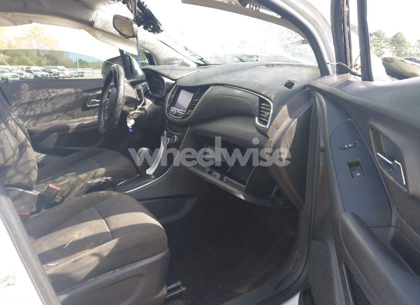 Photo 5 of 2020 Chevrolet Trax FWD LT (VIN KL7CJLSB5LB315103)