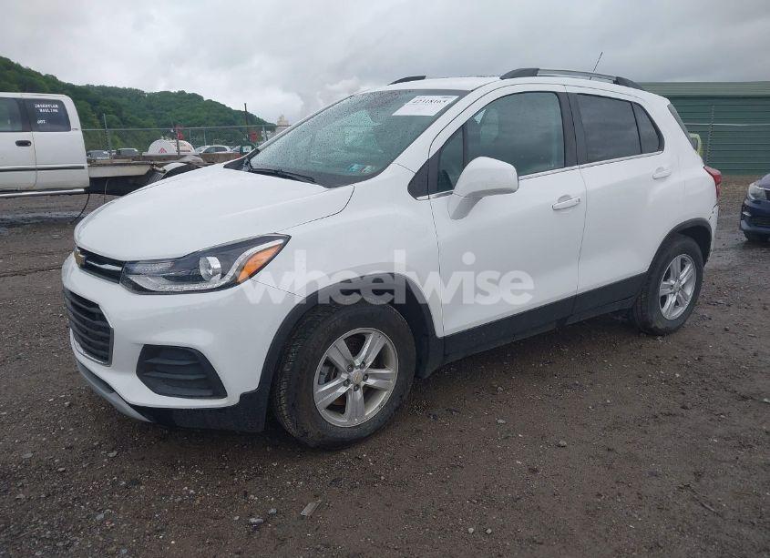 Photo 2 of 2020 Chevrolet Trax FWD LT (VIN KL7CJLSB5LB321953)