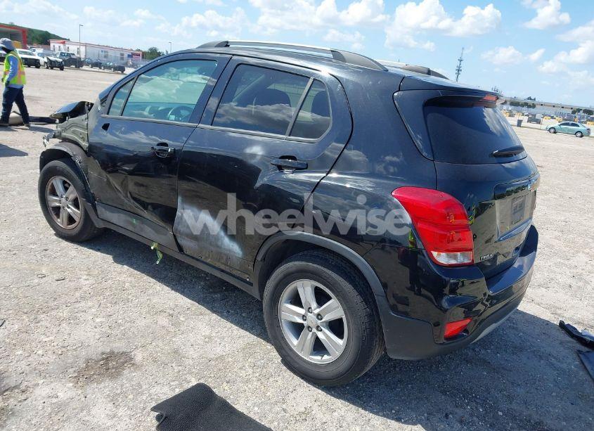 Photo 3 of 2021 Chevrolet Trax FWD LT (VIN KL7CJLSB5MB310193)