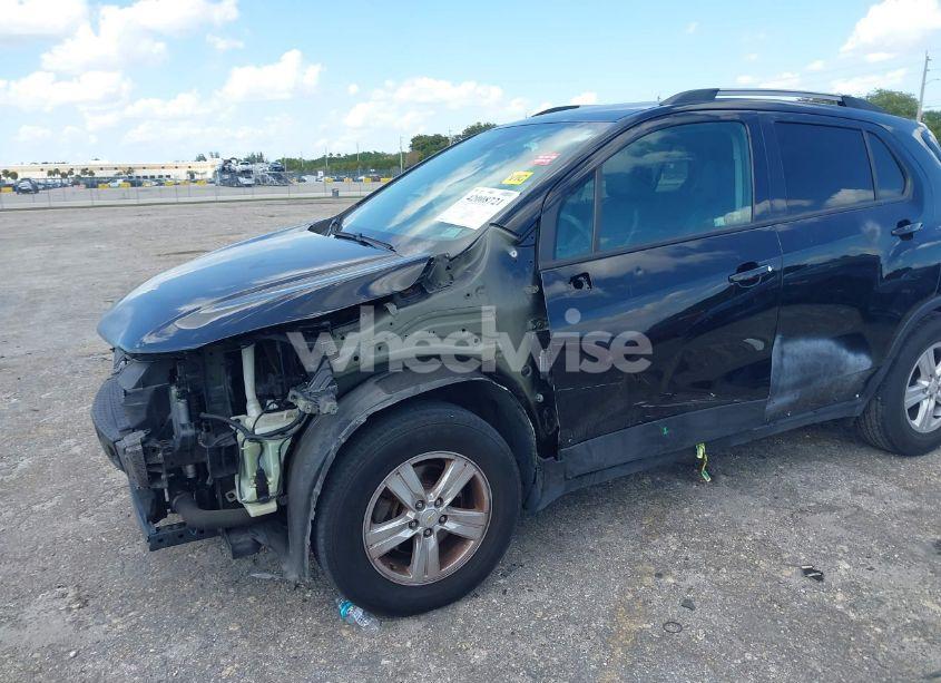 Photo 6 of 2021 Chevrolet Trax FWD LT (VIN KL7CJLSB5MB310193)