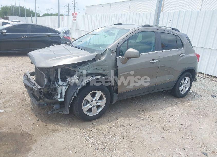 Photo 2 of 2020 Chevrolet Trax FWD LT (VIN KL7CJLSB7LB351195)