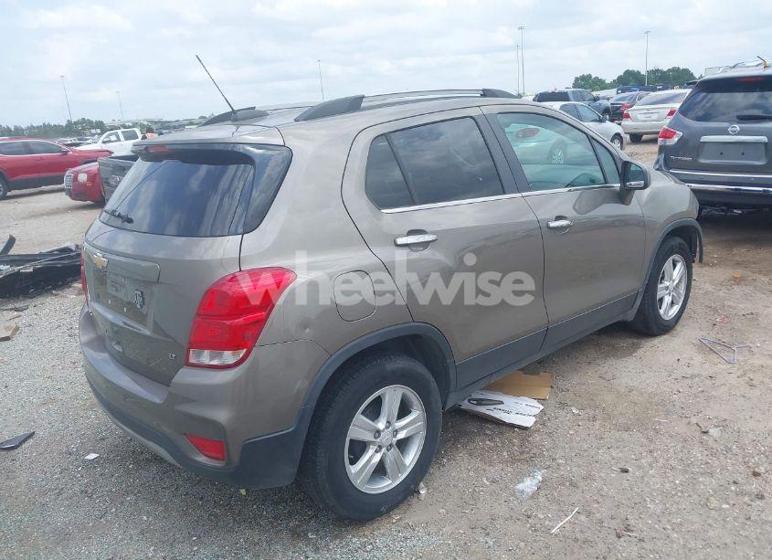 Photo 4 of 2020 Chevrolet Trax FWD LT (VIN KL7CJLSB7LB351195)