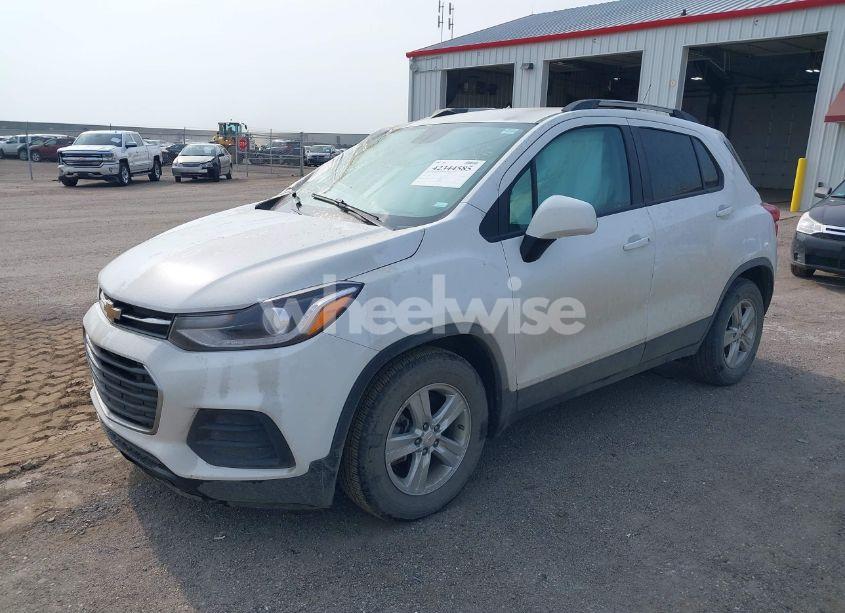 Photo 2 of 2021 Chevrolet Trax FWD LT (VIN KL7CJLSB7MB329750)