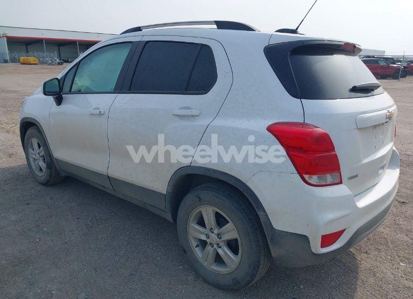 Photo 3 of 2021 Chevrolet Trax FWD LT (VIN KL7CJLSB7MB329750)