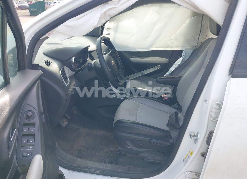 Photo 5 of 2021 Chevrolet Trax FWD LT (VIN KL7CJLSB7MB329750)