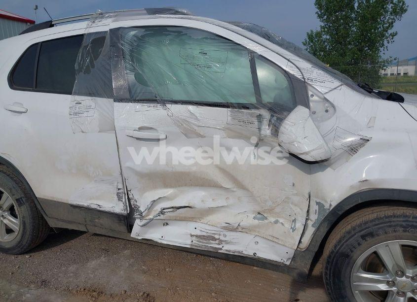 Photo 6 of 2021 Chevrolet Trax FWD LT (VIN KL7CJLSB7MB329750)