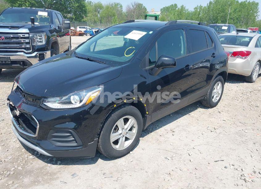 Photo 2 of 2021 Chevrolet Trax FWD LT (VIN KL7CJLSB7MB332907)