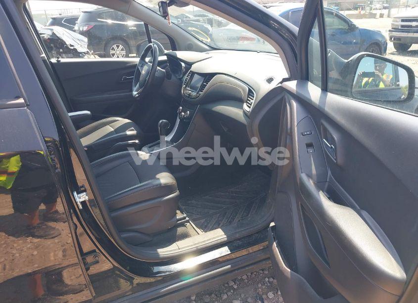 Photo 5 of 2021 Chevrolet Trax FWD LT (VIN KL7CJLSB7MB332907)