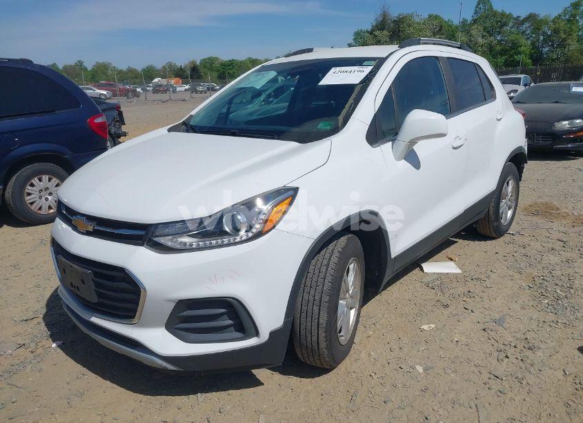 Photo 2 of 2020 Chevrolet Trax FWD LT (VIN KL7CJLSB9LB316058)