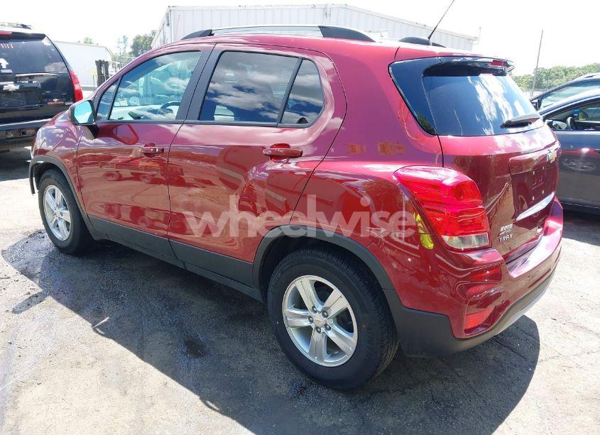 Photo 3 of 2021 Chevrolet Trax FWD LT (VIN KL7CJLSB9MB329555)