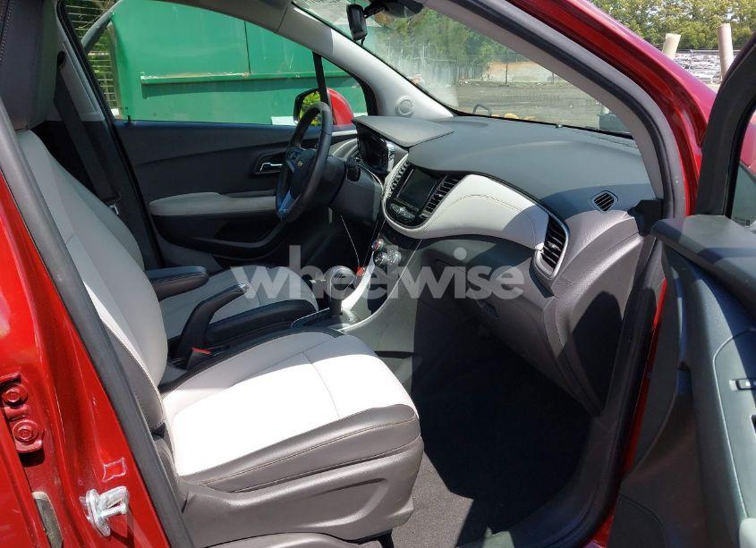 Photo 5 of 2021 Chevrolet Trax FWD LT (VIN KL7CJLSB9MB329555)