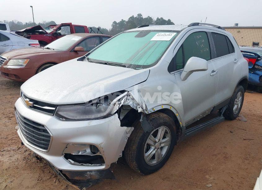 Photo 2 of 2019 Chevrolet Trax LT (VIN KL7CJLSBXKB917249)