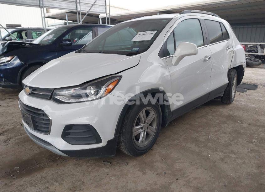 Photo 2 of 2020 Chevrolet Trax FWD LT (VIN KL7CJLSBXLB010793)