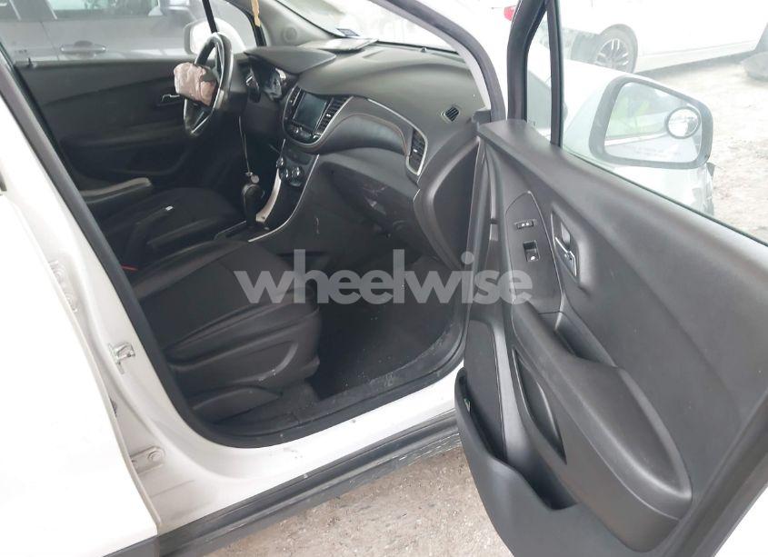 Photo 5 of 2020 Chevrolet Trax FWD LT (VIN KL7CJLSBXLB010793)