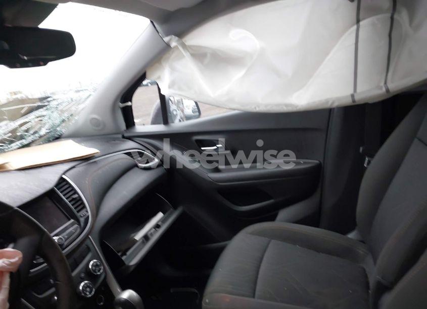 Photo 5 of 2020 Chevrolet Trax FWD LT (VIN KL7CJLSBXLB346928)