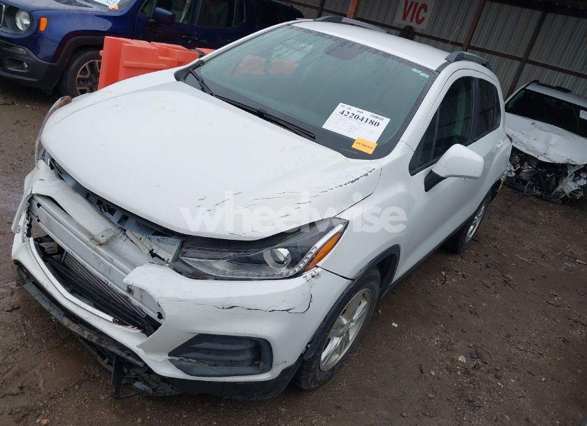 Photo 2 of 2022 Chevrolet Trax FWD LT (VIN KL7CJLSM4NB500909)