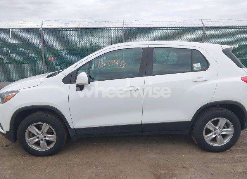 Photo 14 of 2018 Chevrolet Trax LS (VIN KL7CJNSB0JB580567)