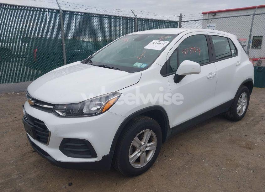 Photo 2 of 2018 Chevrolet Trax LS (VIN KL7CJNSB0JB580567)