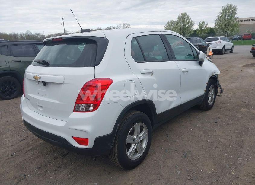 Photo 4 of 2018 Chevrolet Trax LS (VIN KL7CJNSB0JB580567)