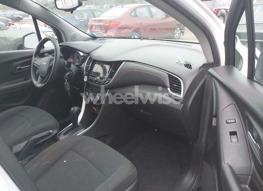 Photo 5 of 2018 Chevrolet Trax LS (VIN KL7CJNSB0JB580567)