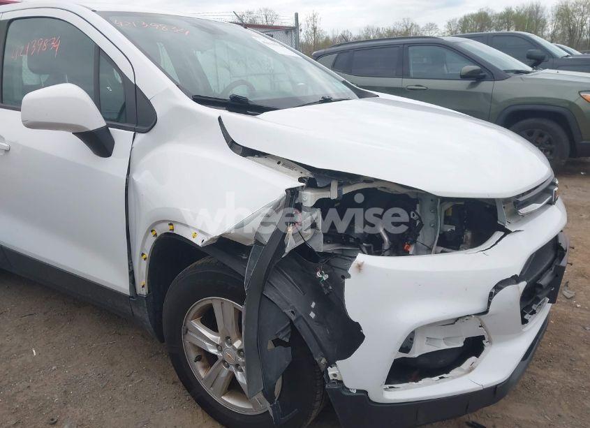 Photo 6 of 2018 Chevrolet Trax LS (VIN KL7CJNSB0JB580567)