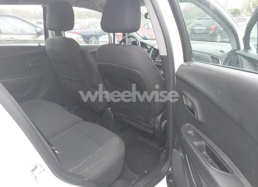 Photo 8 of 2018 Chevrolet Trax LS (VIN KL7CJNSB0JB580567)