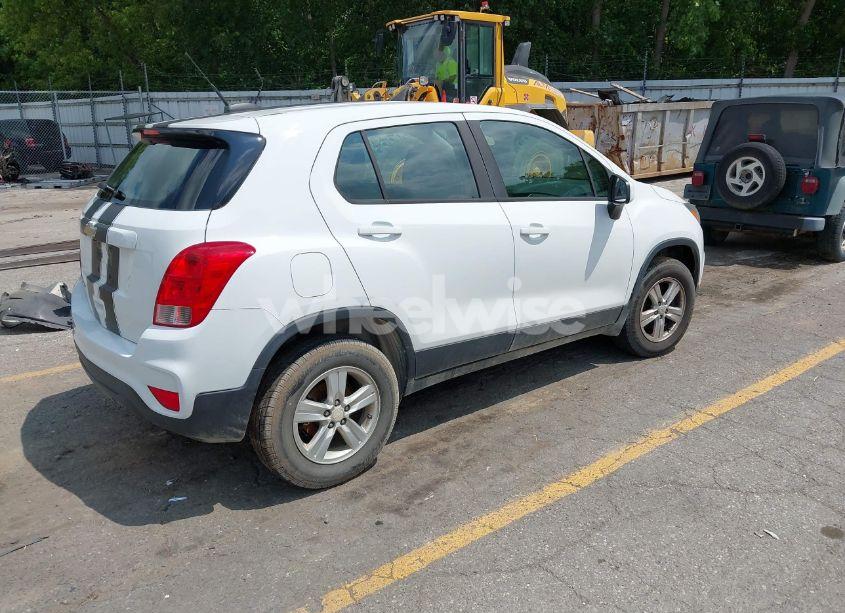 Photo 4 of 2017 Chevrolet Trax LS (VIN KL7CJNSB1HB208276)